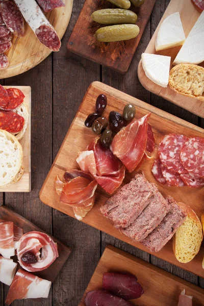 Tablero Charcuteri con carnes curadas — Foto de Stock