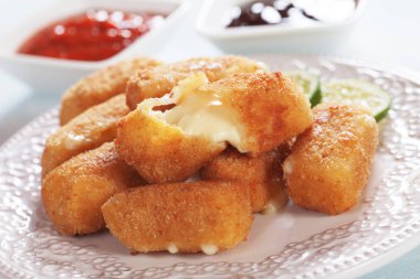 Yumurtalı mozzarella peynirli çubuklar.