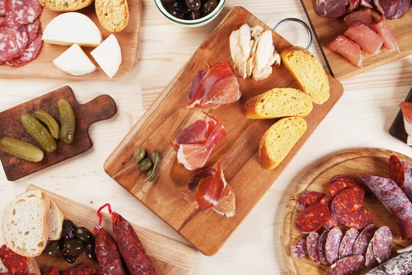 Charcuterie bord met ham en brood — Stockfoto