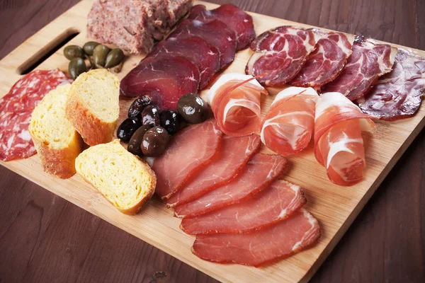 Charcuterie kurulu ile tedavi et ve zeytin — Stok fotoğraf