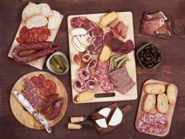 Charcuterie kurulu ile tedavi et ve zeytin