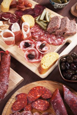 Charcuterie kurulu ile tedavi et ve zeytin