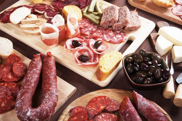 Картон с вяленым мясом и оливками — стоковое фото