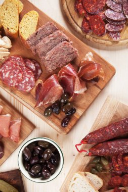 Charcuterie kurulu ile tedavi et ve zeytin