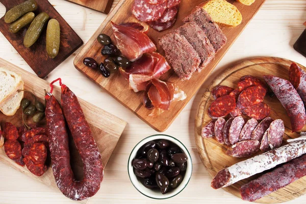 Charcuterie kurulu ile tedavi et ve zeytin — Stok fotoğraf