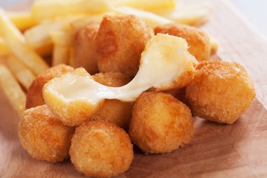 Ekmekli mozzarella peyniri