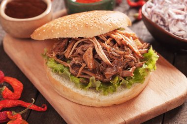 Çekilmiş domuz burger.