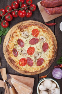 Makarna pizza salam ve mantar ile