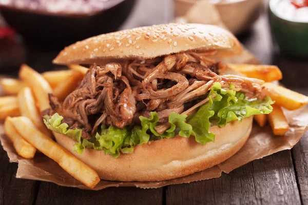 Sanduíche de hambúrguer de porco puxado — Fotografia de Stock