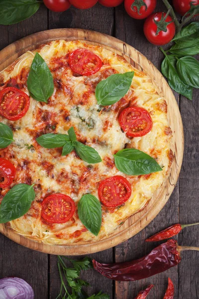 Spaghetti pizza margherita — Stok fotoğraf