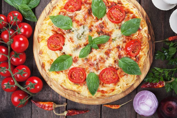 Спагетти-пицца Маргарита — стоковое фото