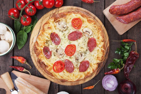 意大利面披萨香肠和蘑菇 — 图库照片