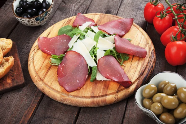 Charcuterie bord met gerookte vlees — Stockfoto