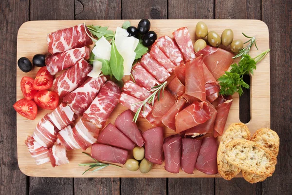 Deska wędlin z mięsa konserwowanego — Zdjęcie stockowe