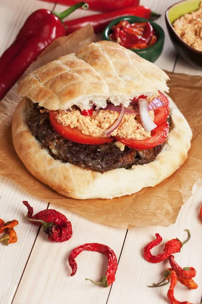 Serbiska pljeskavica burger — Stockfoto
