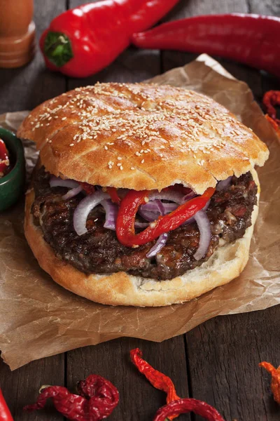 Pljeskavica, serbski stylu burger sandwick — Zdjęcie stockowe