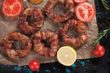 Kızarmış domuz pastırması soğan halkası