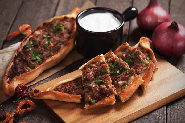 Pide turco, comida de rua semelhante à pizza — Fotografia de Stock