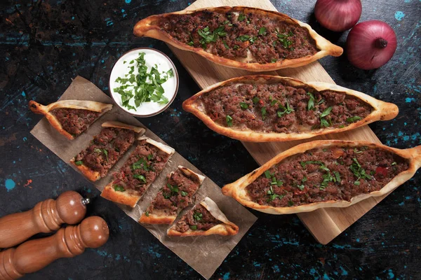 Turkish pide, traditional meal similar to pizza — Stock Photo, Image