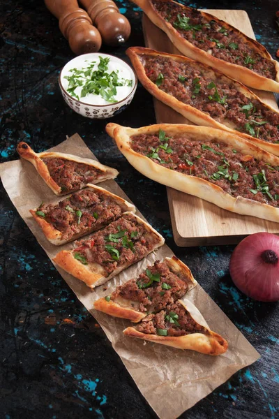 Pide turcească, masă tradițională similară cu pizza — Fotografie, imagine de stoc