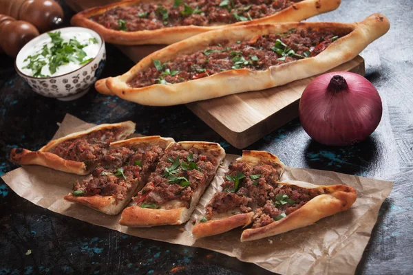 Tyrkisk spyd, tradisjonelt måltid som ligner på pizza – stockfoto