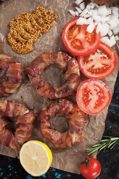 Kızarmış domuz pastırması soğan halkası