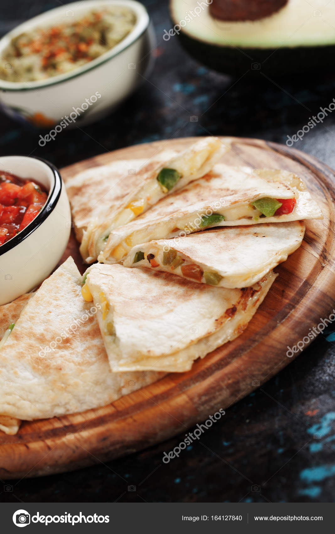 Quesadillas mexicanas con salsa y guacamole fotografía de stock