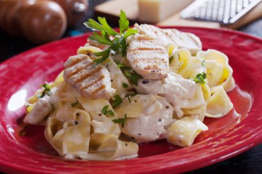 İtalyan alfredo makarna tavuk