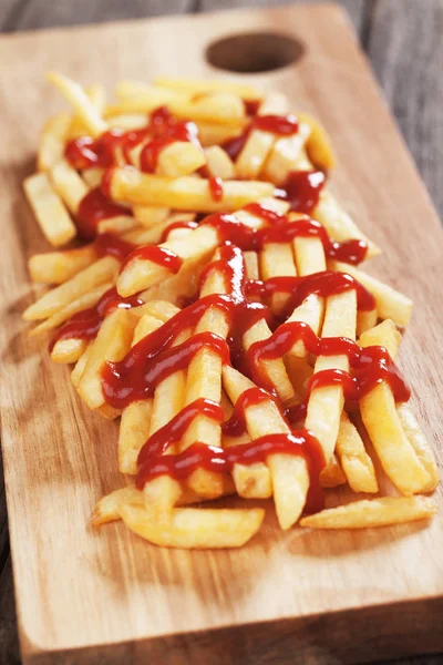 Pomfritter med ketchup - Stock-foto