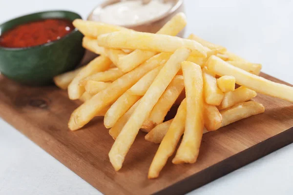 Pommes med ketchup en majonnäs — Stockfoto