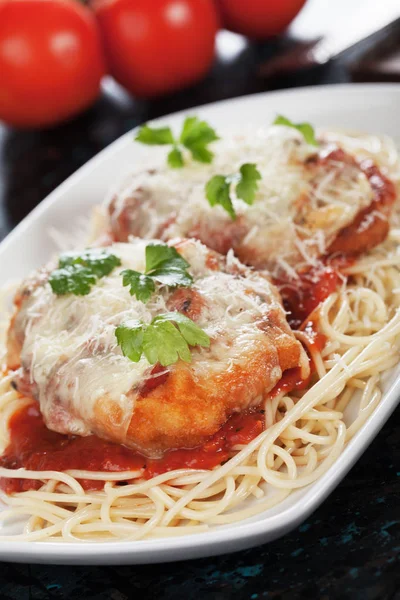 Italiensk kyckling parmesan med spaghetti pasta — Stockfoto