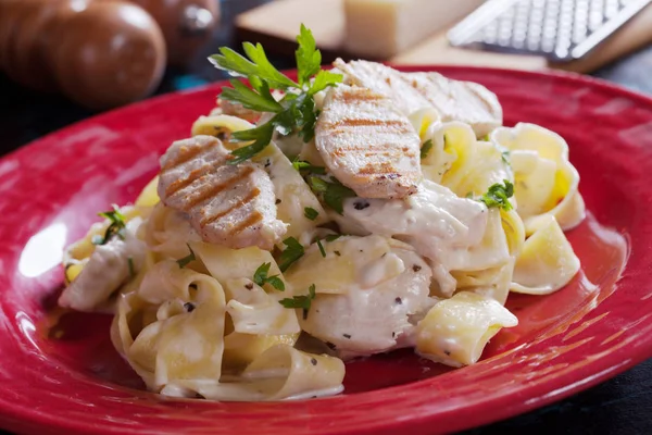 İtalyan alfredo makarna tavuk