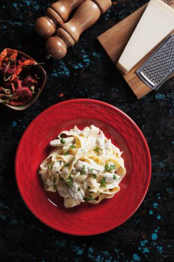 İtalyan alfredo makarna tavuk