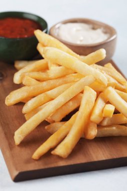 Ketçap ve mayonezli patates kızartması.