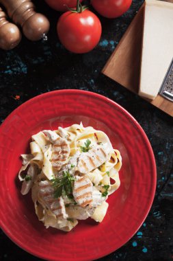 Izgara tavuk ile İtalyan fettuccine alfredo makarna