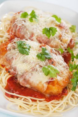 parmesanlı tavuk spagetti makarna ile