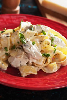 İtalyan fettuccine alfredo makarna