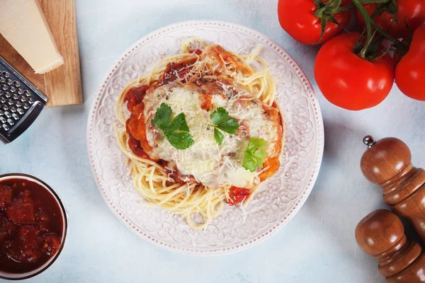 Parmesanlı tavuk spagetti makarna ile — Stok fotoğraf