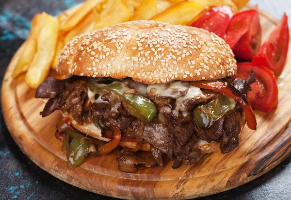 Sanduíche de bife de queijo de filé — Fotografia de Stock