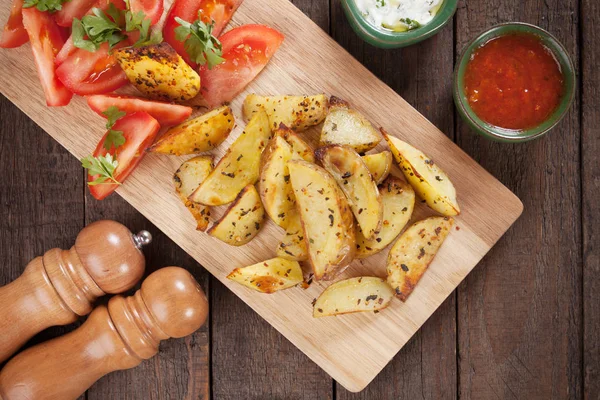 Baharatlı kızarmış patates dilimleri