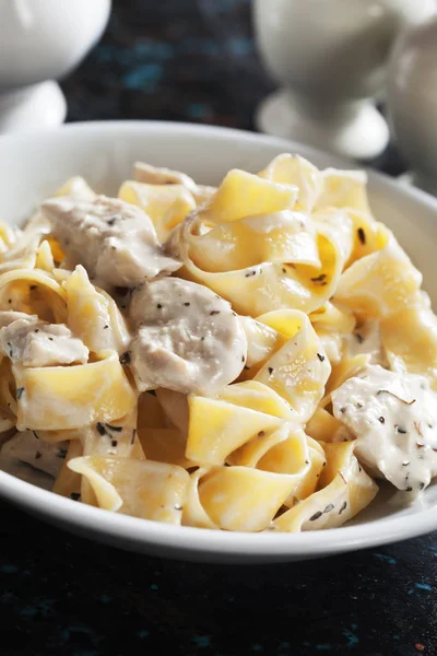 İtalyan alfredo makarna tavuk