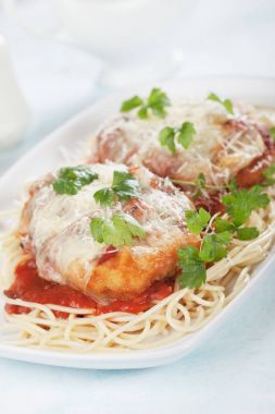 İtalyan spagetti makarna tavuk parmesan