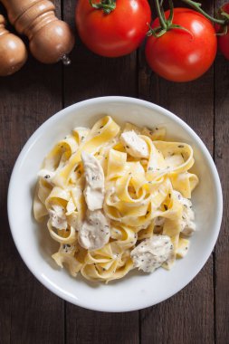 İtalyan alfredo makarna tavuk