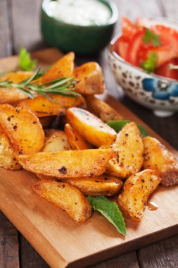 Baharatlı kızarmış patates dilimleri