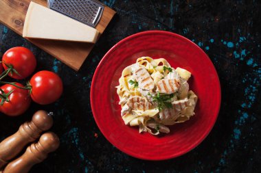 Fettuccine alfredo ile ızgara tavuk