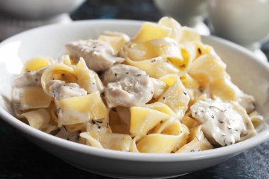 İtalyan alfredo makarna tavuk
