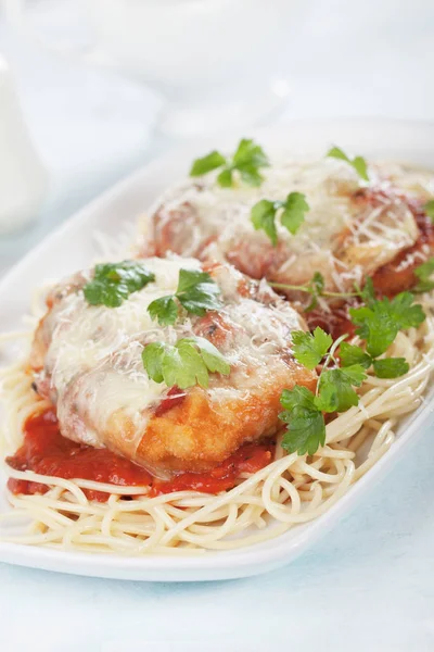 Italiensk kyckling parmesan med spaghetti pasta — Stockfoto