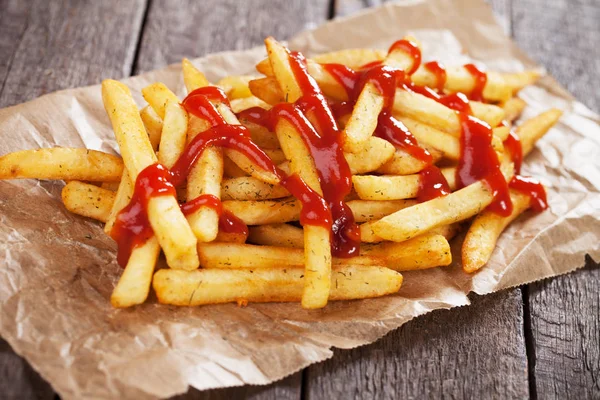 Frietjes met ketchup — Stockfoto