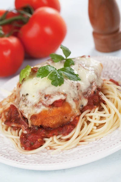 Parmezaanse kaas kip met spaghetti pasta — Stockfoto