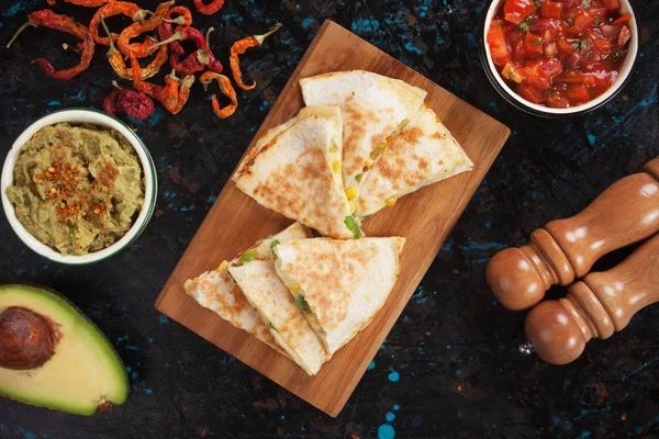 Quesadillas mexicanas com salsa e guacamole — Fotografia de Stock